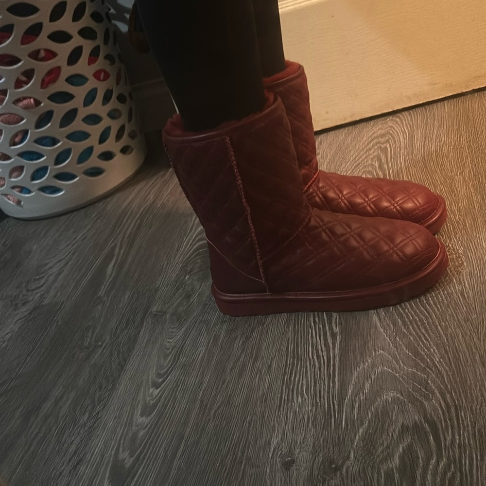 Brand new Uggs💕 burgundy quilted